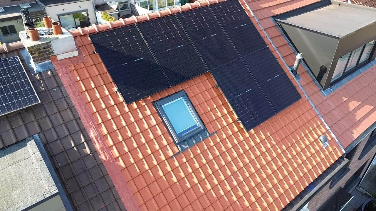 Volledige dakvernieuwing met zonnepanelen - Energea Solutions project in Schoten